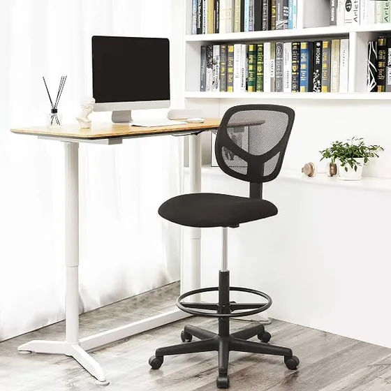 SONGMICS alta con reposapiés, silla de escritorio de color negro con respaldo de malla transpirable — imagen 2 de 6